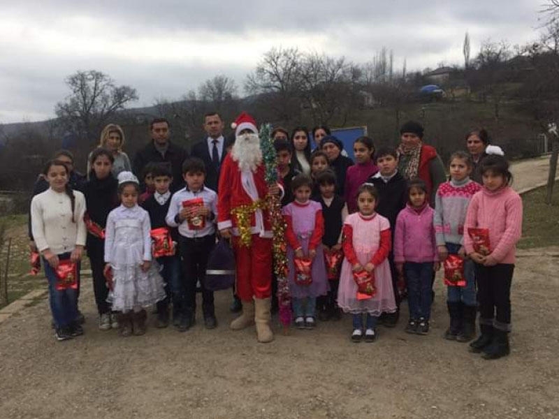 Gənclər və İdman Nazirliyi Yeni il münasibətilə ucqar kəndlərdə yaşayan 5 min uşağa bayram hədiyyələri göndərib - FOTO