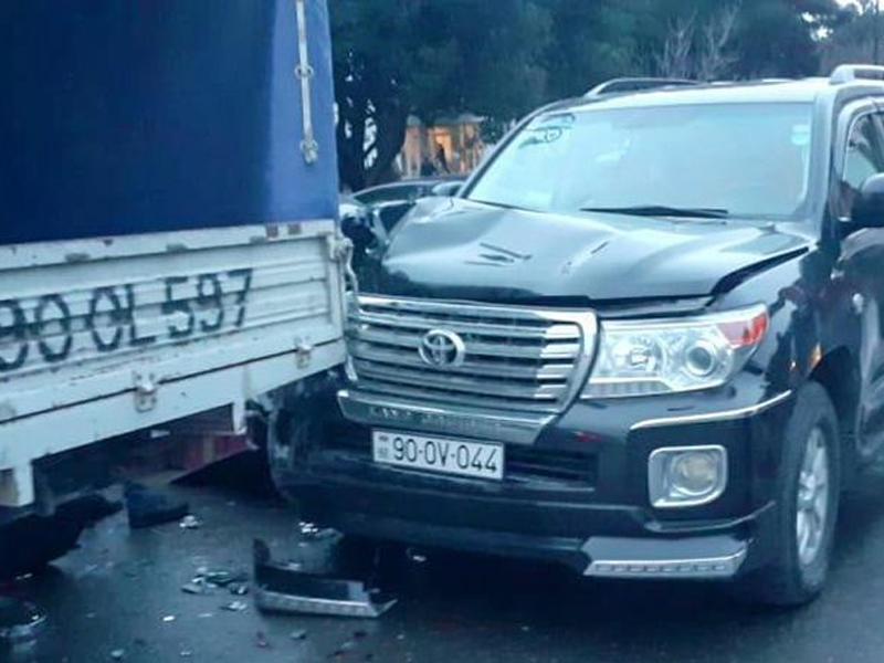 Bakıda idarəetmədən çıxan avtomobil 4 maşına çırpılıb - FOTO