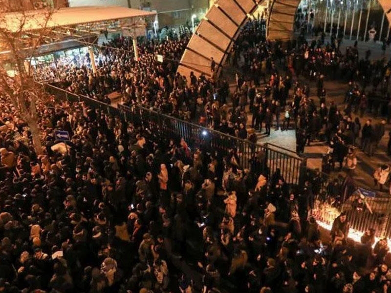 İranlı qadın diktor istefa verdi: “Bağışlayın, sizə 13 il yalan danışmışam” - FOTO