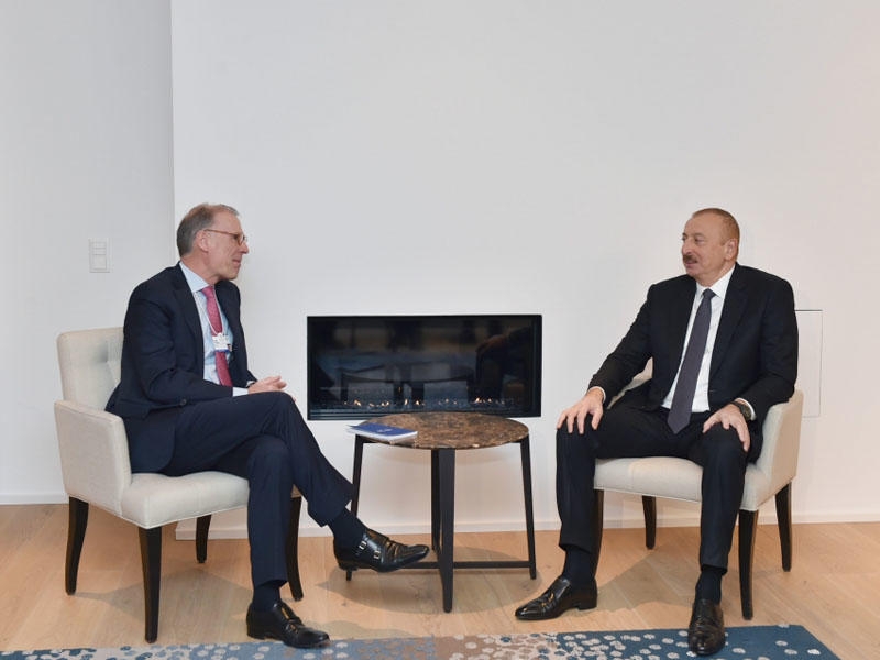 Prezident İlham Əliyev Davosda “Carlsberg Group” şirkətinin baş icraçı direktoru Cees’t Hart ilə görüşüb - FOTO