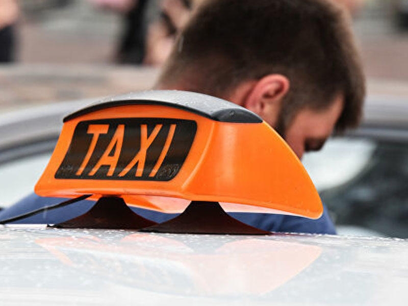 28 saat fasiləsiz işləyən taksi sürücüsü sükan arxasında öldü