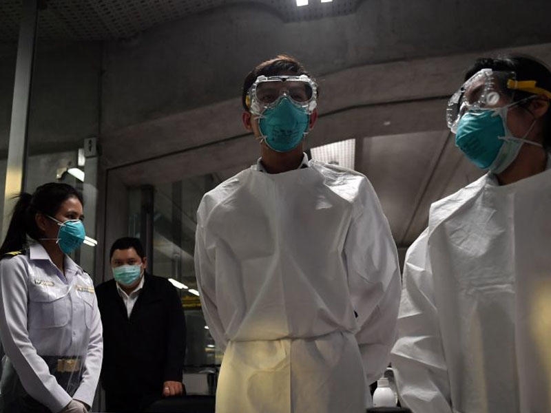 Virus xaosu: Etirazçılar koronavirus xəstələrinin binasına od vurdular - VİDEO