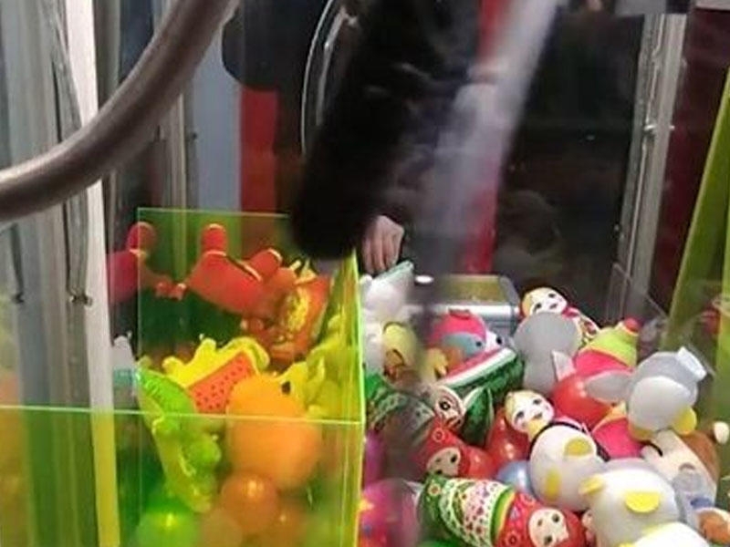 Oyuncaq aparatını sındırıb, içindəkiləri uşaqlara payladı