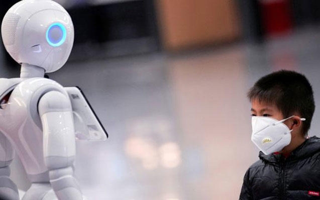 Karantində olan insanlara robotlar xidmət edir - FOTO