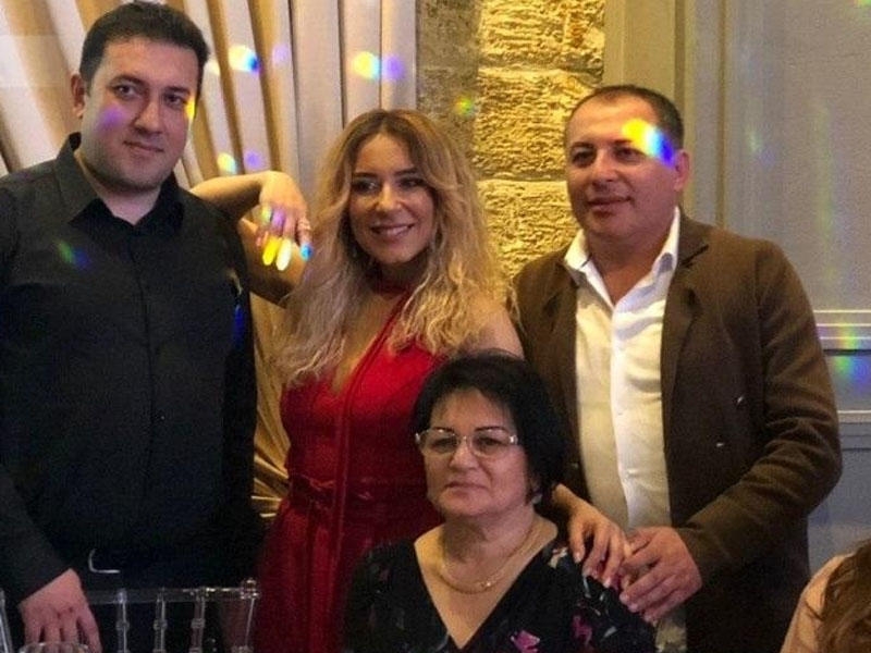 Tünzalə Ağayeva anası və qardaşları ilə - FOTO