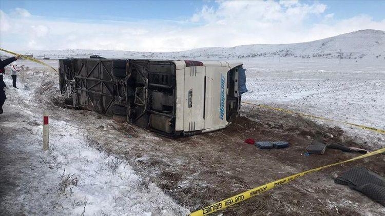 Türkiyədə avtobus aşıb, 43 nəfər yaralanıb