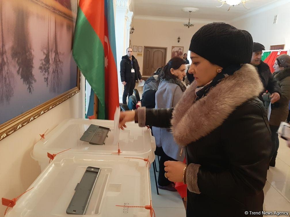 Azərbaycan xalqı parlament seçkilərində fəal səs verir - FOTOREPORTAJ