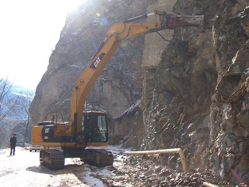 Turizm imkanlarını genişləndirən yolun yenidən qurulması bu il yekunlaşır - FOTO