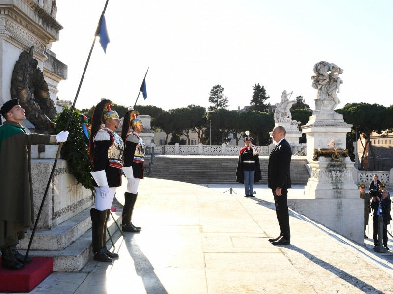 Prezident İlham Əliyev və birinci xanım Mehriban Əliyeva Romada naməlum əsgər abidəsini ziyarət etdilər - FOTO