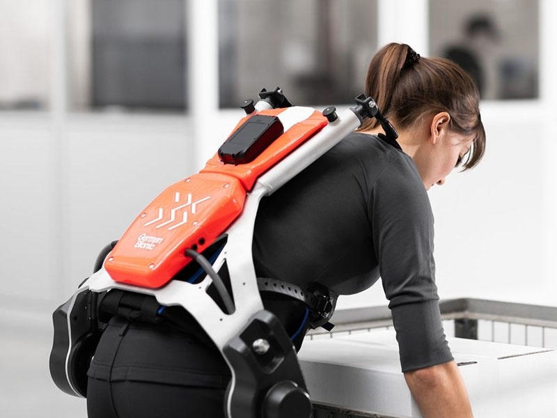 Ştutqart Aeroportunda ekzoskeletlər yükdaşıyanlara kömək edəcək - VİDEO