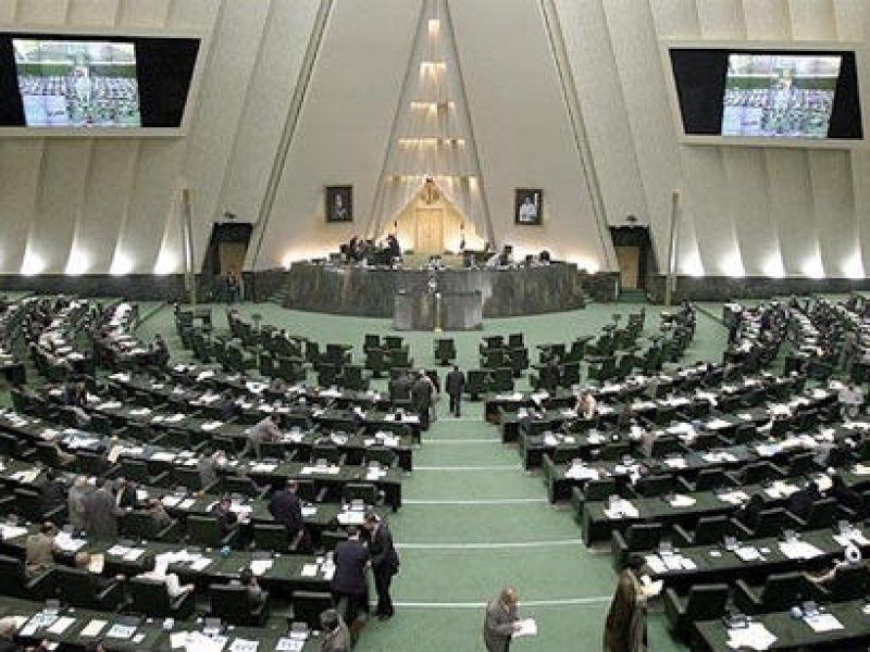 İran parlamenti fәaliyyәtini dayandırdı
