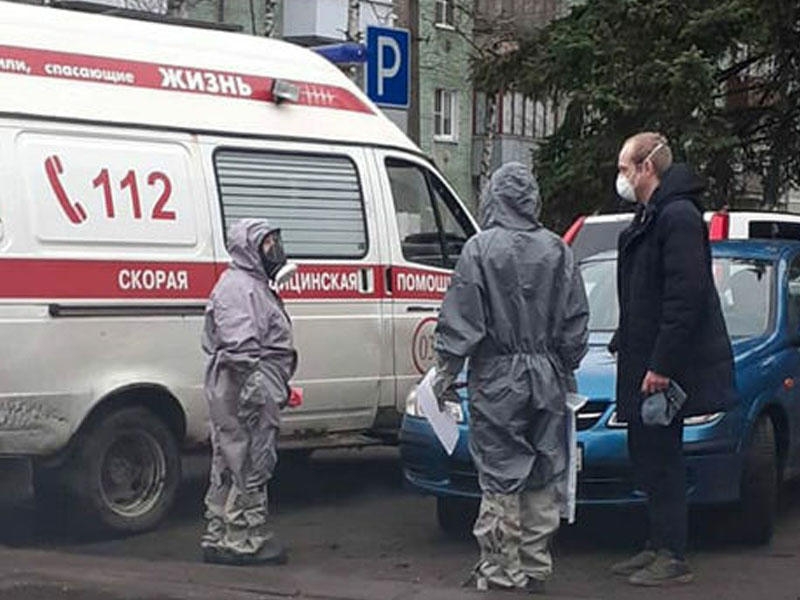 Təcili yardım çağırışına qoruyucu geyimdə gələn tibb işçiləri döyüldü