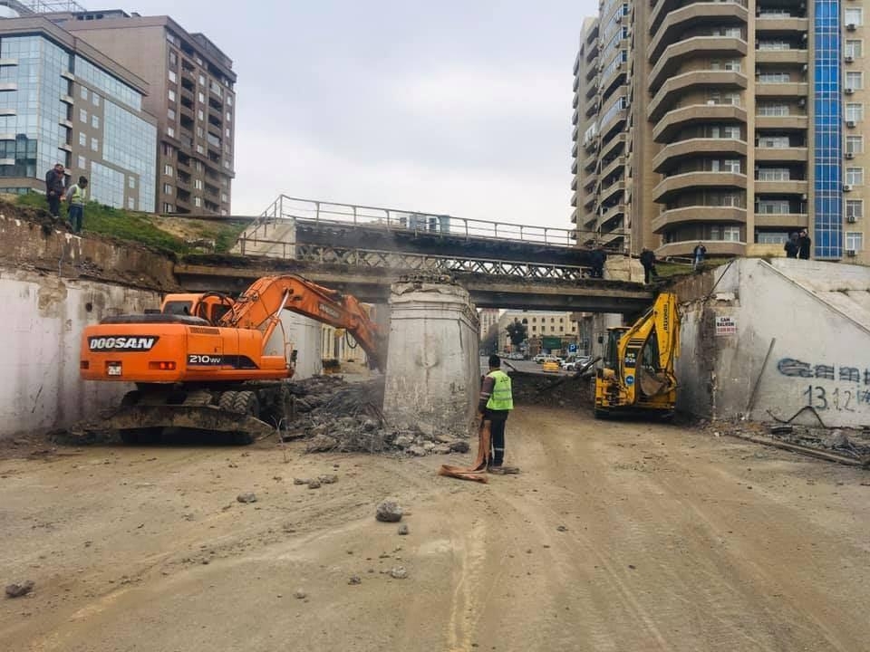 Bakıda dəmir yolu körpüsü sökülür - FOTO