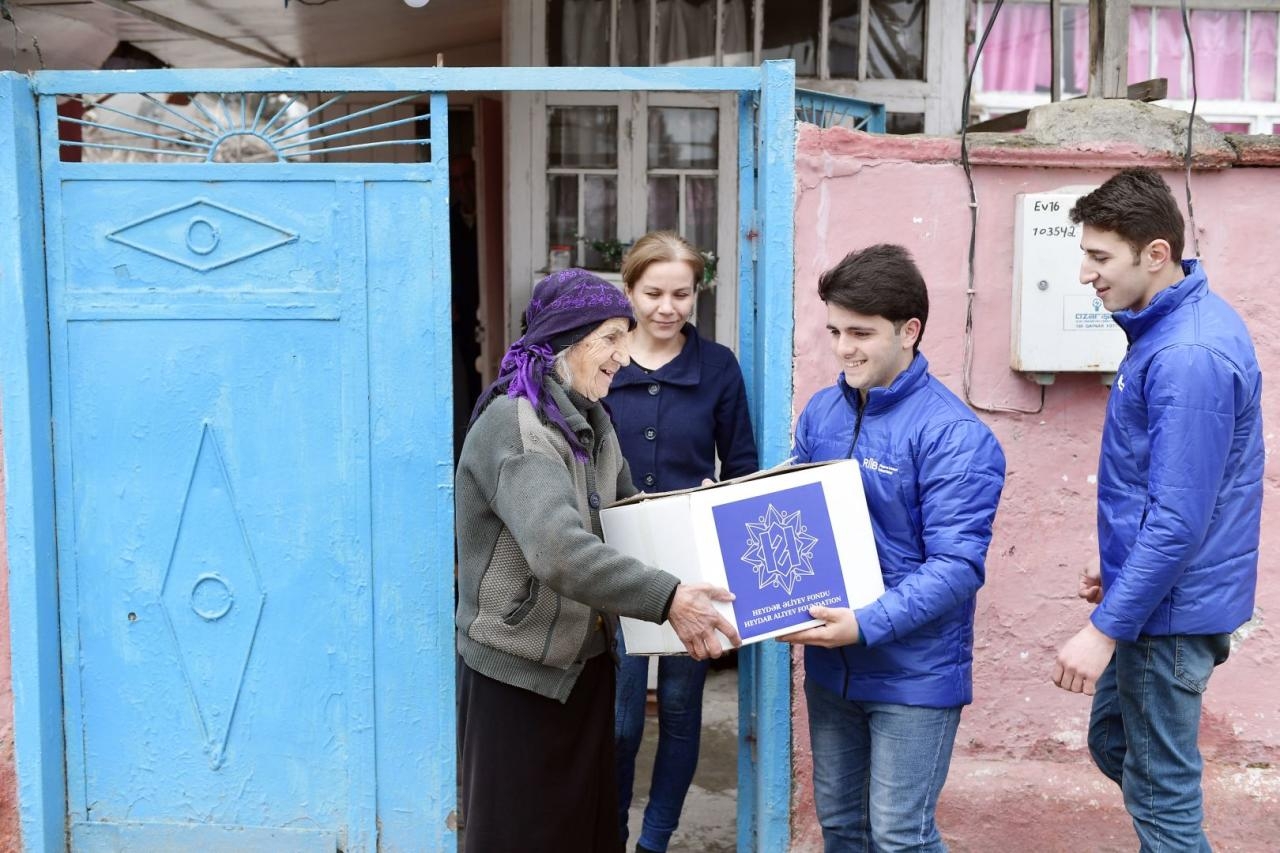 Heydər Əliyev Fondu ünvanlı sosial yardım alan ailələrə Novruz sovqatları paylayıb - FOTO