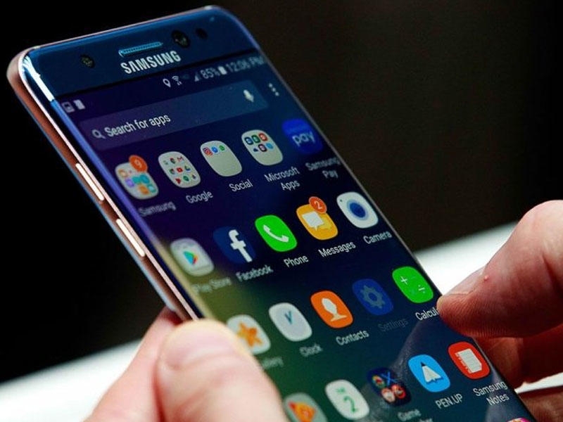 Samsung şirkəti smartfonları ultrabənövşəyi işıqla təmizləməyə başladı