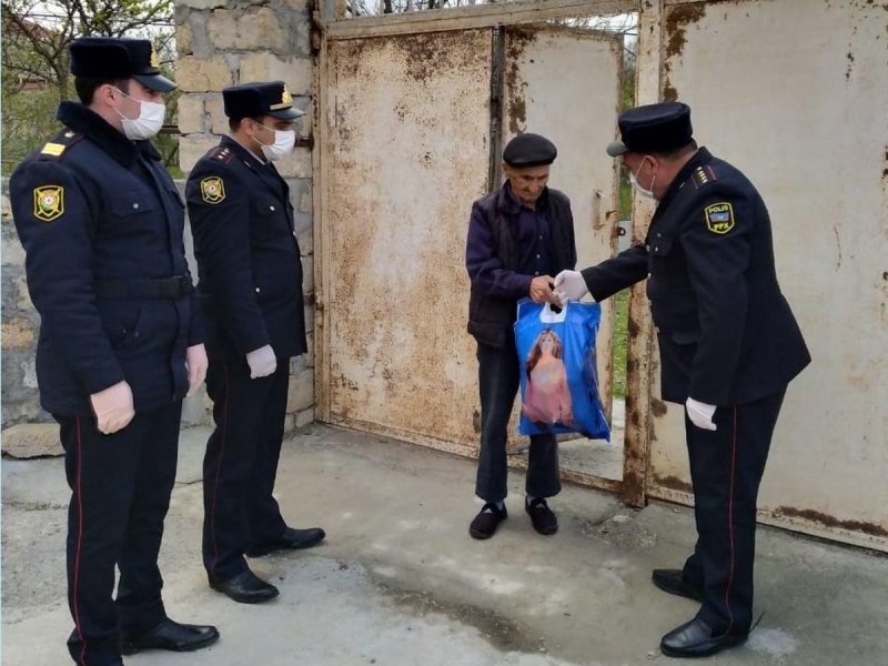 Xızı polisi yaşlı insanlara ərzaq yardımı edib - FOTO