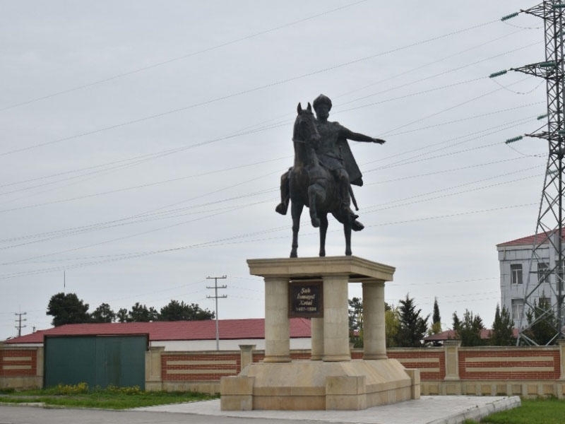 Koroğlu, Cavanşir və Şah İsmayıl Xətainin şərəfinə Xaçmazda ucaldılan heykəllər - FOTOLENT