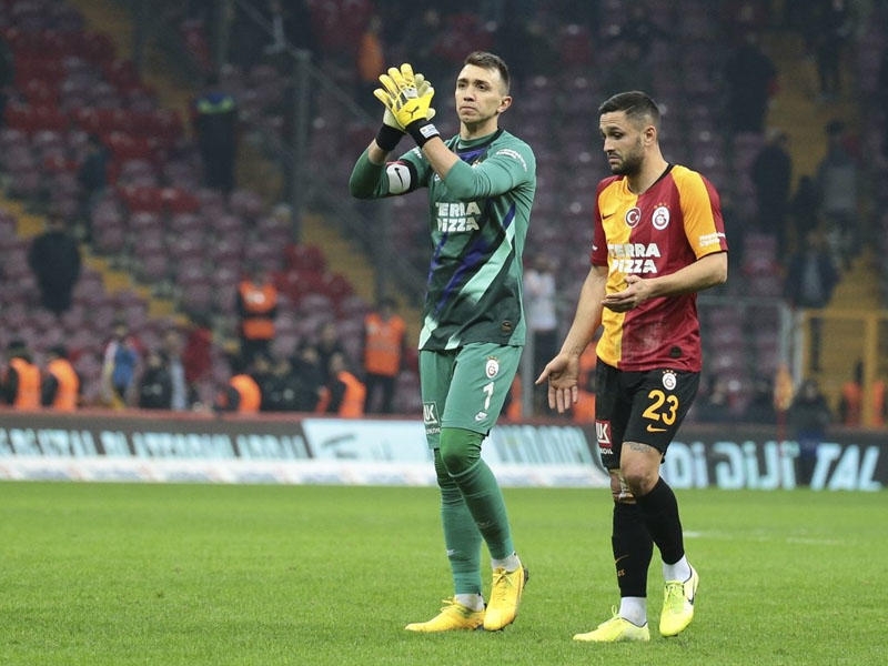 Muslera daha dörd il “Qalatasaray”ın formasını geyəcək