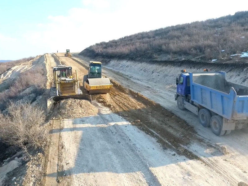 6 yaşayış məntəqəsini əhatə edən yollar yenidən qurulur - FOTO