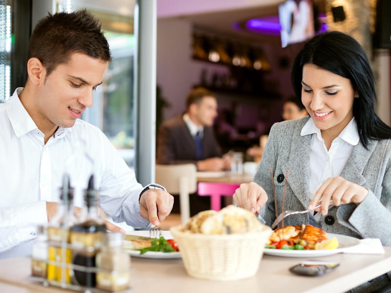 Bu gündən bəzi rayonlarda restoran və kafelər açılır