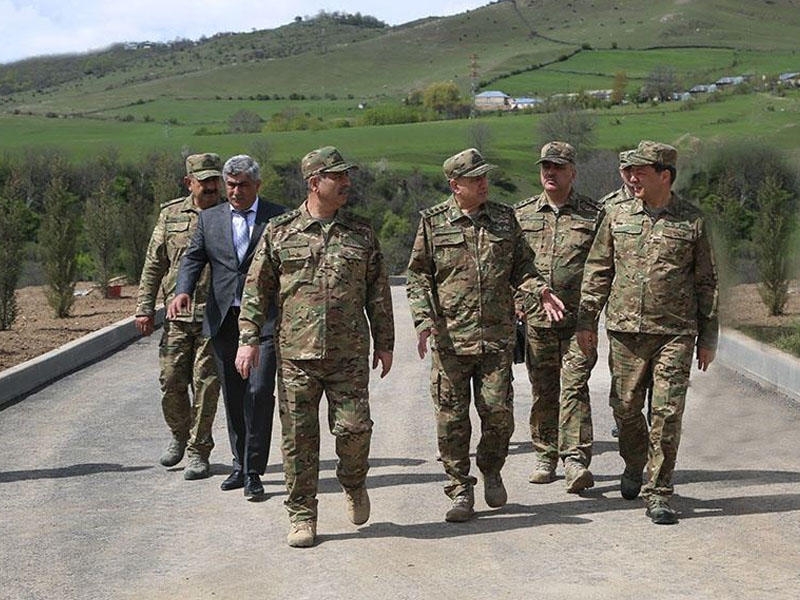 Generallar cəbhə bölgəsində tikintisi yekunlaşmaqda olan hərbi hissəyə baxış keçiriblər - VİDEO - FOTO