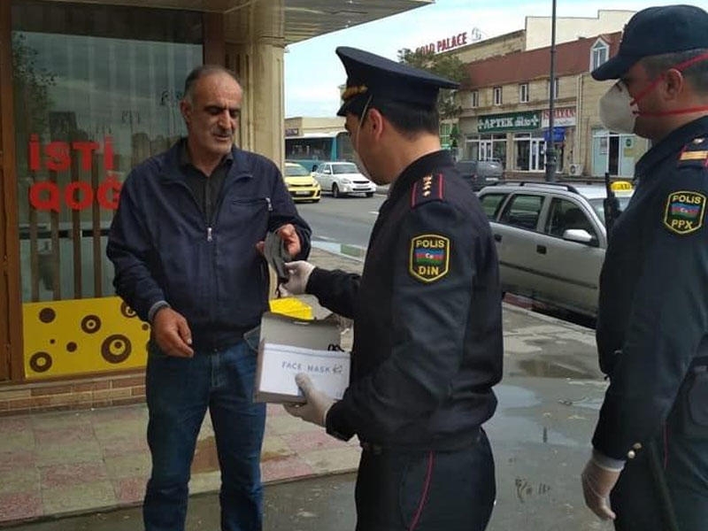 Polis vətəndaşlara tibbi maskalar payladı