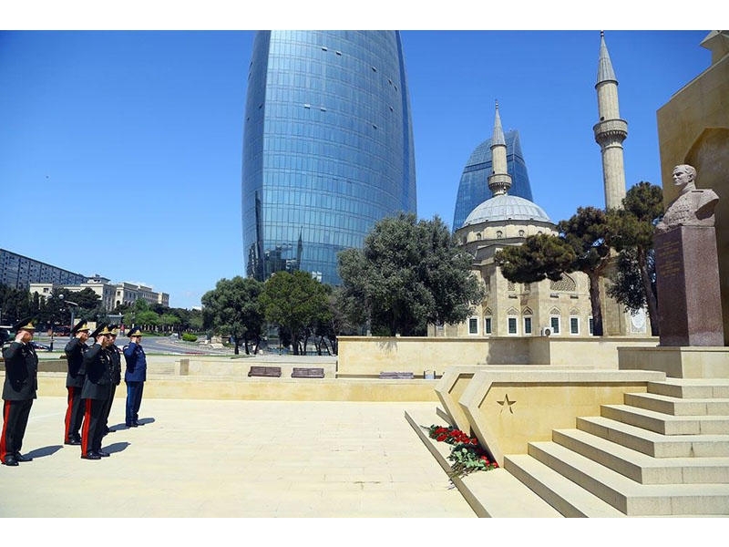 Müdafiə Nazirliyinin rəhbərliyi Böyük Vətən müharibəsində həlak olanların xatirəsini yad edib -  FOTO