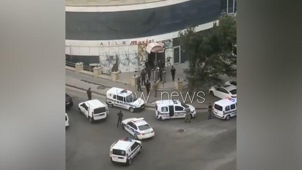 Bakıda polis maşınları marketi mühasirəyə aldı - Marketi işlədən sahibkar və işçiləri saxlanıldı