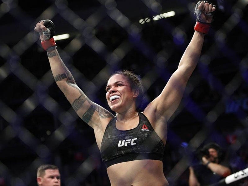 Amanda Nunes yarım yüngül çəkidə UFC çempionu titulunu müdafiə edib