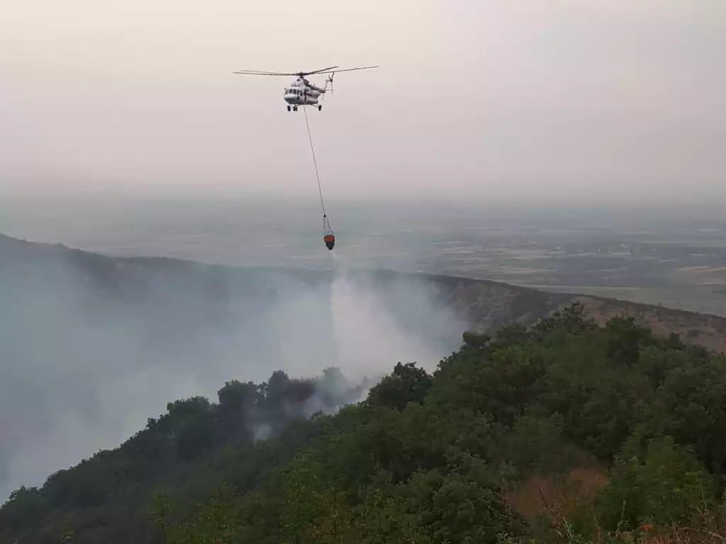 Ağsu aşırımında yanğın başlayıb - Əraziyə 2 helikopter cəlb edilib