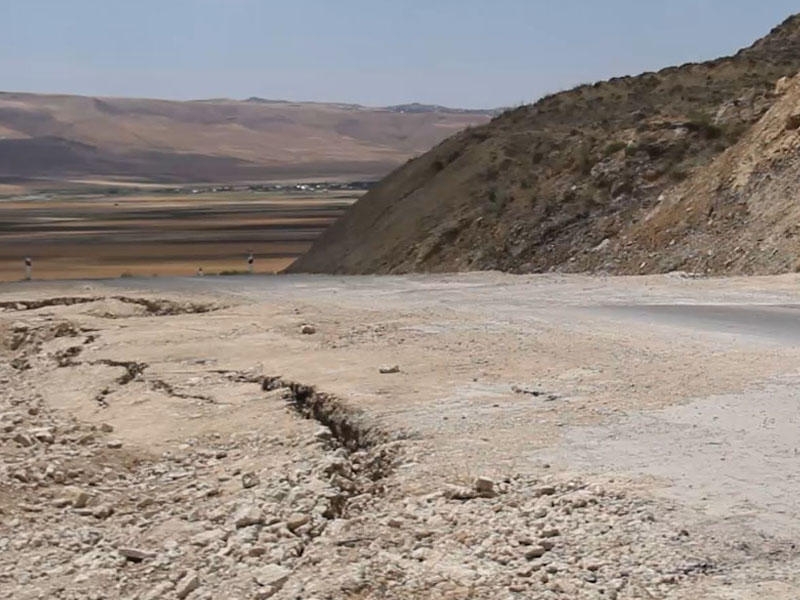 Azərbaycanda yeni təmirdən çıxan yol çökdü - Torpaq sürüşməsi -  FOTO