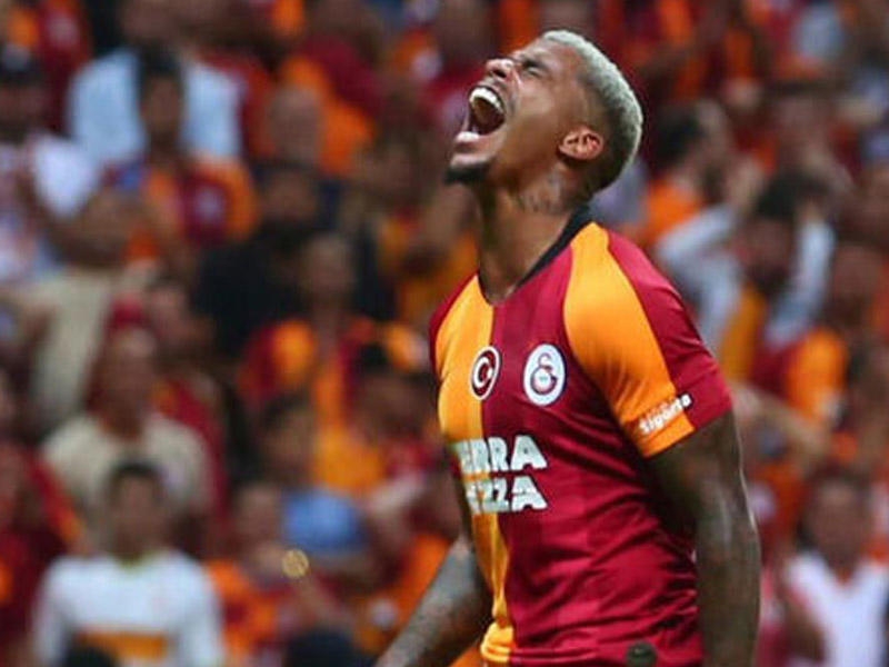 “Qalatasaray” ulduz futbolçunu daha bir il heyətində saxladı