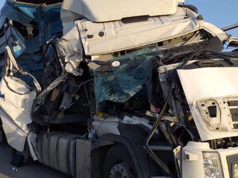 Bakı-Qazax yolunda iki yük avtomobili toqquşub, sürücü yaralanıb - FOTO