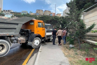 Biləcəridə yük avtomobilləri toqquşub, iki nəfər xəsarət alıb - FOTO