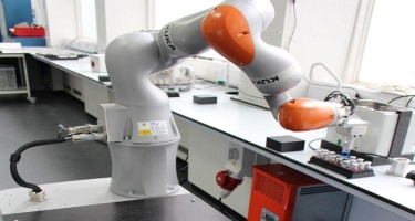 Universal kimyaçı robot müstəqil elmi araşdırma aparıb
