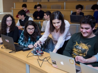 Bu universitet payız semestrində təhsili onlayn davam etdirə bilər - FOTO