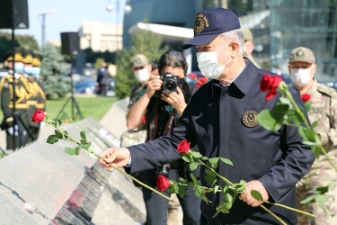 Azərbaycan və Türkiyə Müdafiə Nazirliklərinin rəhbərliyi Fəxri xiyabanı və Şəhidlər xiyabanını ziyarət ediblər - FOTO