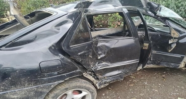 Şabranda “Mercedes” markalı minik avtomobili ağaca çırpılıb, 2 nəfər ölüb