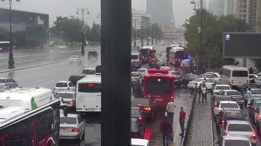 Bakıda qəza olub, yolda sıxlıq yaranıb - FOTO