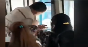 Bakıda avtobusda dava: Qadın ona sataşan kişini döydü - VİDEO