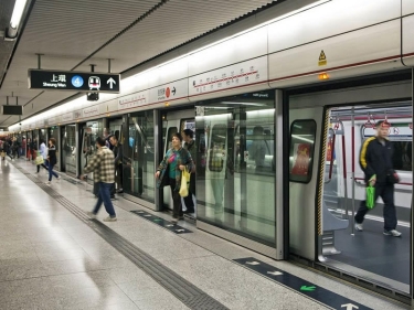 Çindəki metro stansiyalarından biri məşhur şirkətin adını əldə edib