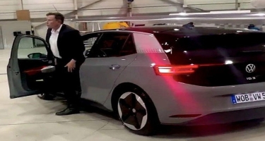 Elon Musk Volkswagen-in ilk elektrikli avtomobili ilə sınaq yürüşünə çıxdı