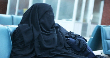 Bakı polisi qara niqabda “kişi” əli olan insanın kimliyini müəyyənləşdirdi - FOTO