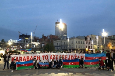 Polşada azərbaycanlı gənclərin icazəli aksiyası zamanı ermənilər təxribat törədib - FOTO