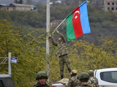 Azərbaycan hərbçiləri Laçın şəhərini bayraqla bəzədi -  FOTO