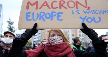 Brüsseldə Makronun istefası tələbi ilə aksiya keçirilib - FOTO