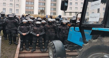 Etirazçılar traktorlarla parlament binasına girmək istədilər - VİDEO