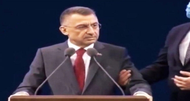 Türkiyənin vitse-prezidentinin çıxış zamanı halı pisləşdi - VİDEO