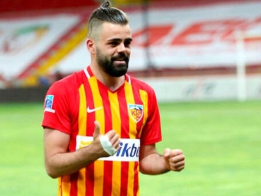 Millimizdən imtina edən futbolçu “Qalatasaray”a keçir