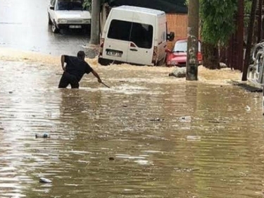 Yağan aramsız yağış Türkiyənin bəzi bölgələrində çətinliklər yaradıb - FOTO